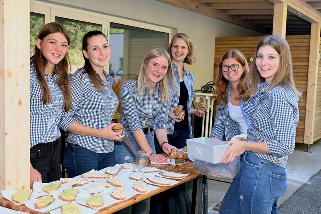 Beim Projektmarathon der Landjugend nahmen auch die Ertler (im Bild: Diana Badhofer, Laura Untertriefallner, Annika Huber, Jana Panstingl, Marlies Huber, Selina Pressleitner) teil. | Foto: Landjugend Ertl