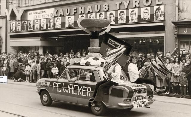 Innsbruck feiert den ersten österreichischen Titel des FC Wacker Innsbruck. Im Filmprojekt geht es um die Jahre 1913 bis 1945. | Foto: Stadtarchiv/Stadtmuseum Innsbruck, Ph-9314