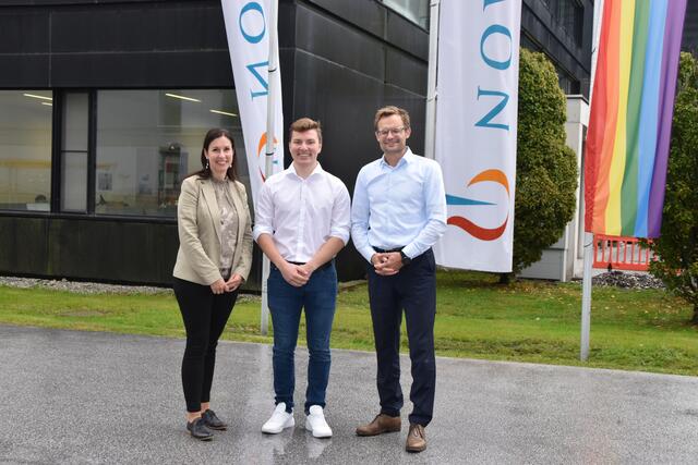 Bettina Aigner-Mairinger (Ausbildungsleitung), Stefan Moser (Lehrling der Chemielabortechnik bei Novartis Operations) und Stefan Steger (Site Head Biotechnology Drug Substance Kundl) (v.l.) freuen sich gemeinsam über die errungene Bronze-Medaille. 
 | Foto: Barbara Fluckinger