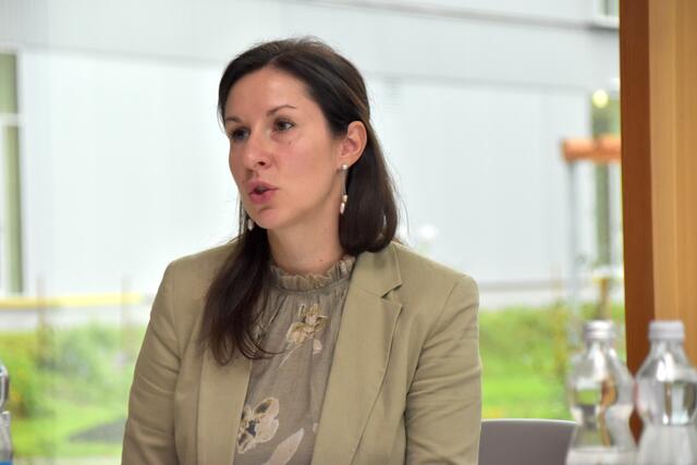 "Wir haben ein sehr diverses Team und es ist für mich immer schön zu sehen, dass wir Diversität auch bei der Lehre leben. Wir haben dort 13 Nationen (...) und Lehrlinge zwischen 15 und 47 Jahren",  sagt Ausbildungsleiterin Bettina Aigner-Mairinger.  | Foto: Barbara Fluckinger