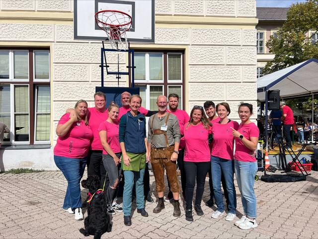 Bernd Hatter und Sport-Stadträtin Anna Teichgräber dankten den Motorrad-Freunden für die Spende des Basketballkorbes. | Foto: zVg