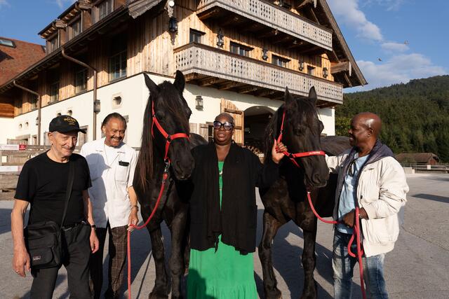 Die US-Vokalgruppe „The Platters" suchte den Kontakt zu den Tieren auf Gut Aiderbichl Henndorf. | Foto: Gut Aiderbichl