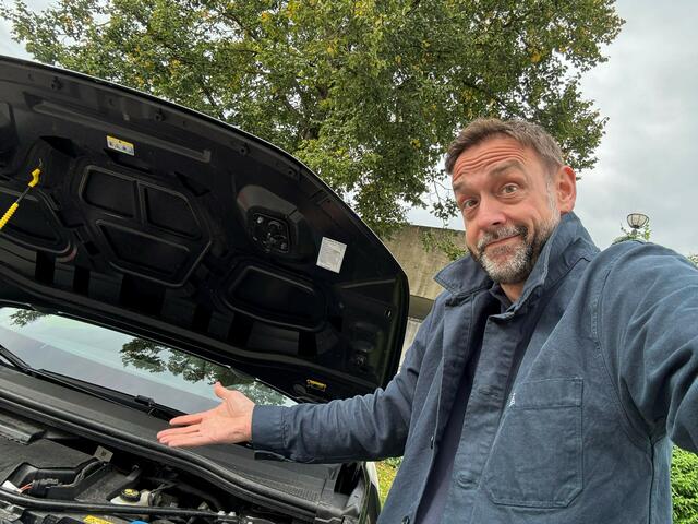 "Für mich war es schon ein längerer Kampf, die Motorhaube meines Wagens für ein Foto zu öffnen", so Tom Weiss. | Foto: privat