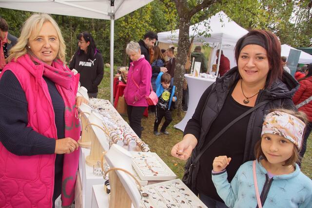 Allerlei anderes kunstvolles Design aus Kork von Brigitte Madlamyr (r) kann man beim Stand auf Handwerksmärkten und anderen Ausstellungsplätzen bestaunen.  | Foto: Helmut Eder