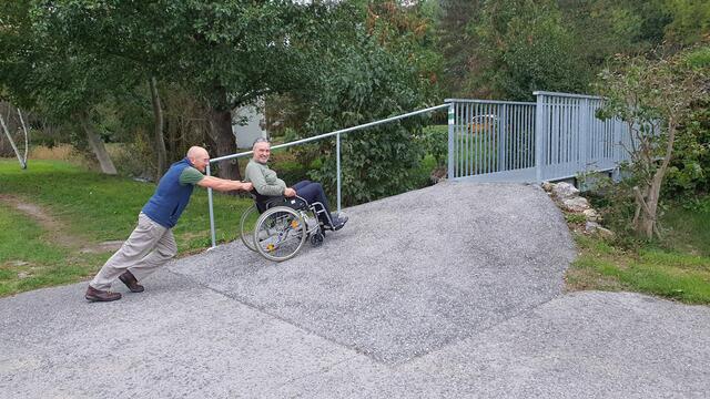 Die Grünen GR Klaus Palkovits und Josef Kerschbaumer testen die Rampe. Fazit: Für ältere Personen bzw. Betreuungspersonen ist die Rampe zu steil. | Foto: Grüne Warth
