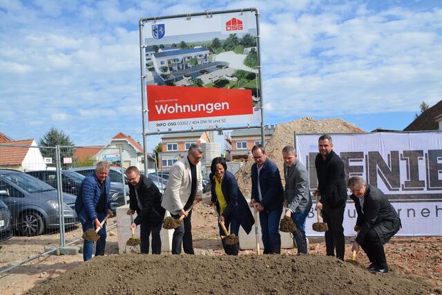 Beim Spatenstich der neuen Wohnungen in der Lisztstraße Raiding. | Foto: Rosenberger