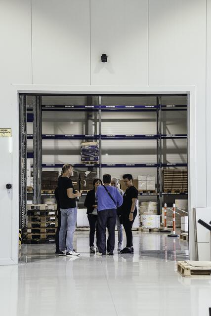 Geschäftsführer René Zehetner führte alle Interessierten durch die neuen Lager- Produktions- und Büroflächen. | Foto: etipro/peterwanger