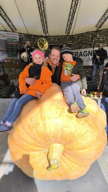 Siegerkürbis mit Züchter Christoph Schieder und seinen Kindern. | Foto: Kittenberger Erlebnisgärten