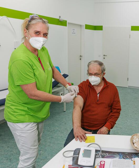 Angelika Pallisch verabreicht eine Schutzimpfung. | Foto: Archiv/Franz Irschik