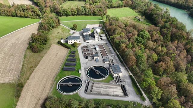 Das Luftbild der Kläranlage in Lambach zeigt die neue Energieanlage im linken Bereich. Damit soll das Werk krisenfest gemacht werden. | Foto: RHV