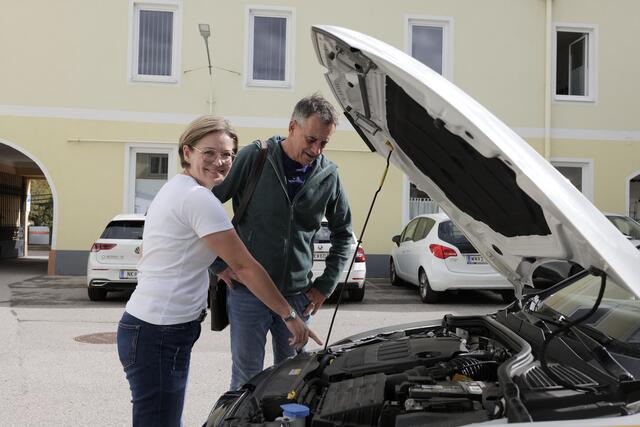 Blick in den Motorraum – auch immer wichtig bei der Führerscheinprüfung.