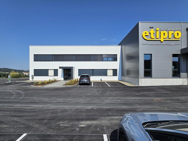 Neubau in Pichl bei Wels: auf 9.000 Quadratmetern führt die Etiketten- und Druckfirma etipro Produktion, Lager und Verwaltung zusammen. | Foto: etipro