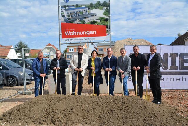OSG Bauleiter Andreas Fressner, Bauleiter der Firma Pfnier Harald Pfneisl, OSG Obmann und Geschäftsführer Alfred Kollar, Amtsleiterin Raiding Elisabeth Ackerler, Bürgermeister Raiding Markus Landauer, Geschäftsführer der Firma Pfnier Frank Pfnier, Franz Drescher und Architekt Anton Mayerhofer

 

 | Foto: Rosenberger