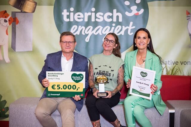 Sandy P. Peng gewann den Tierisch Engagiert Award für das Bundesland Vorarlberg. Im Bild mit Hermann Aigner und Maggie Entenfellner. | Foto: Fressnapf
