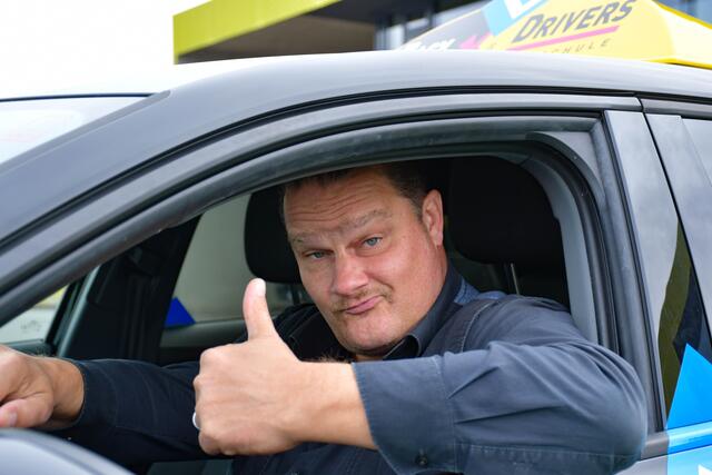 Fahrprüfung bei den "Easy Drivers" in Ybbs: Auf der Straße ist Kabarettist und Musiker Michael Scheruga aus Wieselburg ein echtes Ass. | Foto: Florian Auer