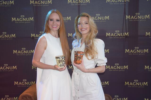 Magnum Genussbotschafterin Barbara Maier (li) und Schauspielerin Chiara Pisati posierten gemeinsam. | Foto: Patricia Hillinger/MeinBezirk