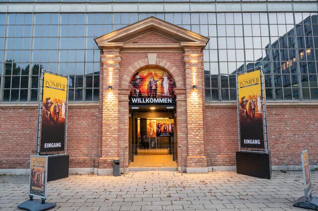Die Marx Halle im Dritten beherbergt seit mehreren Jahren die unterschiedlichsten Ausstellungen zu verschiedensten Themen. | Foto:  Johannes Ehn / picturedesk.com