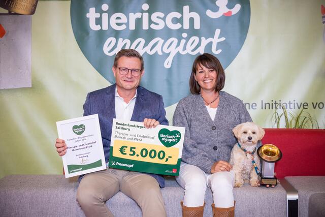 Nicole Angerer der Lebensschule MuT gewann den Tierisch Engagiert Award für das Bundesland Salzburg.  Im Bild mit Hermann Aigner. | Foto: Fressnapf