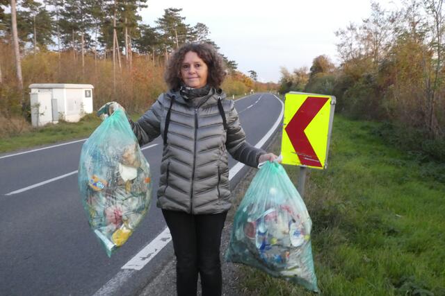 Auch auf Landesstraßen sind Berge an Müll zu finden.  | Foto: Werner Ertl