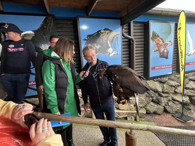 Schlagerstar Gottfried Würcher zeigte sich auch mit dem Greifvogel souverän.  | Foto: MeinBezirk