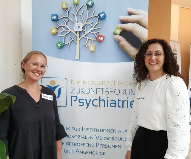 Kerstin Carda (li.) und Stefanie Plocek vom NÖ Zukunftsforum Psychiatrie organisieren themenbezogene Vernetzungen im Bezirk.