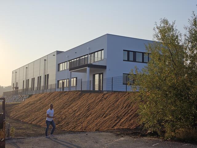 Neubau in Pichl bei Wels: auf 9.000 Quadratmetern führt die Etiketten- und Druckfirma etipro Produktion, Lager und Verwaltung zusammen. | Foto: etipro