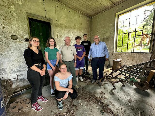 Die Schülerinnen und Schüler der St. Veiter Mittelschule begaben sich für die Filmchronisten auf eine Zeitreise in die Geschichte ihres Heimatortes. | Foto: Filmchronisten