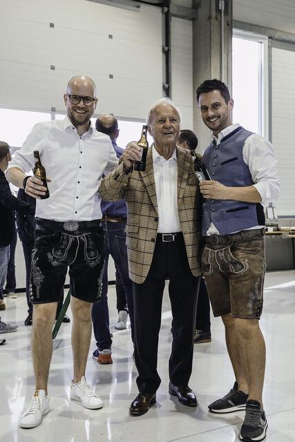Die beiden etipro Geschäftsführer Frederic Twelckmeyer (li.) und Rene´ Zehetner (re.)
stoßen mit dem Eigentümer, Klaus Koschke, auf den neuen Betriebsstandort an. | Foto: etipro/peterwanger