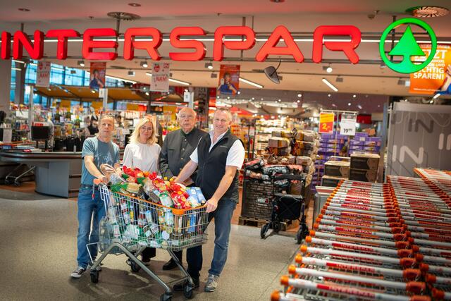 Seit 2015 arbeitet das Team des INTERSPAR-Hypermarkts in Schwaz mit den ehrenamtlichen Helfer:innen des Barbara Ladens zusammen – zweimal pro Woche holen die Mitarbeitenden der Sozialorganisation Lebensmittelspenden im INTERSPAR ab. | Foto: Interspar