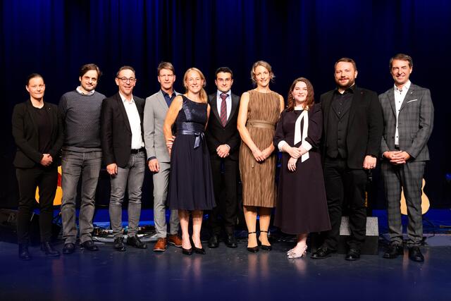 „Oberärzte“ von links: Corinna Hirzinger, Alexis Alexandros Basilakis (Anästhesiologie), Wolfgang Lindner (Innere Medizin 2), Christian Wollin (Anästhesiologie), Ingrid Mörtl (Interdisziplinäre Notfallambulanz), Sina Khodadadi Ashka (Chirurgie), Stephanie Forster (Interdisziplinäre Notfallambulanz), Diana Carmen Straton (Innere Medizin 2), Romeo Straton (Radiologie) und Erwin Windischbauer (Geschäftsführer des Krankenhauses Braunau). Nicht am Bild: Magdalena Hahn (Anästhesiologie). | Foto: Krankenhaus Braunau