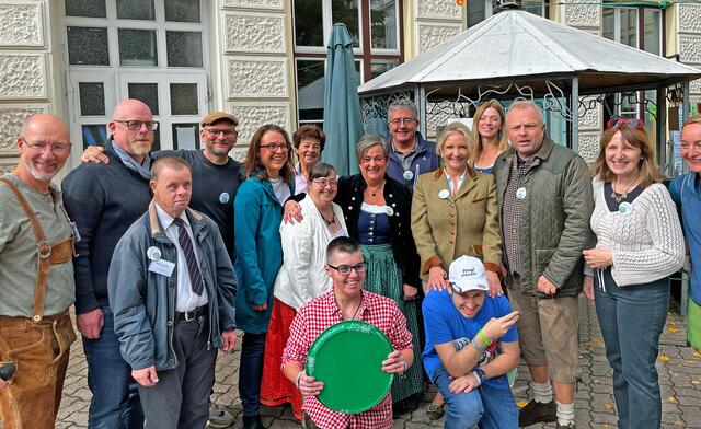 Mödlings ältestes Oktoberfest findet bei der Lebenshilfe Werkstätte am Mödlingbach statt. Sozialstadträtin Roswitha Zieger hatte die offizielle Eröffnung vorgenommen, die Klientinnen und Klienten der Lebenshilfe sorgten für Moderation und musikalische Umrahmung. | Foto: zVg