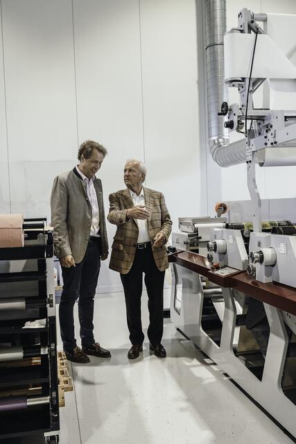 (V. l.): Der CEO und Eigentümer von Kroschke aus Deutschland zeigen sich von den hochmodernen Produktionsanlagen von etipro begeistert. | Foto: etipro/peterwanger