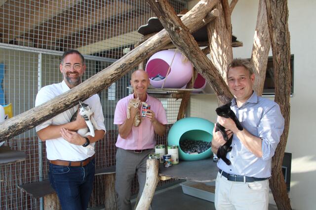 Geschäftsführer der Austria Pet Food Bernd Berghofer, Leiter des Tierschutzhauses Wolfgang Böck und Geschäftsführer der Austria Pet Food Andreas Obermayr | Foto: Austria Pet Food