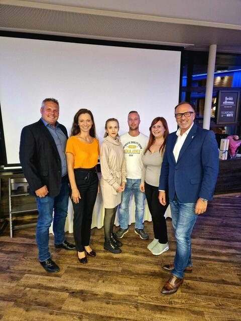 Der neugewählte Vorstand der FPÖ Feldkirchen mit Nationalratsabgeordnete Susanne Fürst (2. v. l.) und Bezirksparteiobmann Bundesrat Günter Pröller (r.). | Foto: FPÖ UU