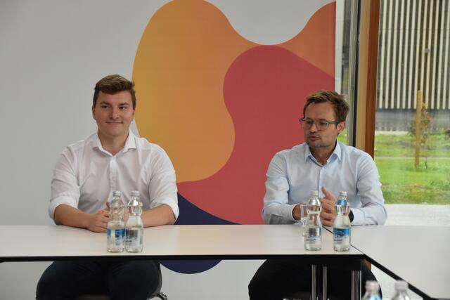 "Die Lehre ist für uns ein zentraler Erfolgsbaustein unserer Vergangenheit, wir sehen das aber auch als Zukunftsmodell", betont Stefan Steger (Site Head Biotechnology Drug Substance Kundl, re.). | Foto: Barbara Fluckinger