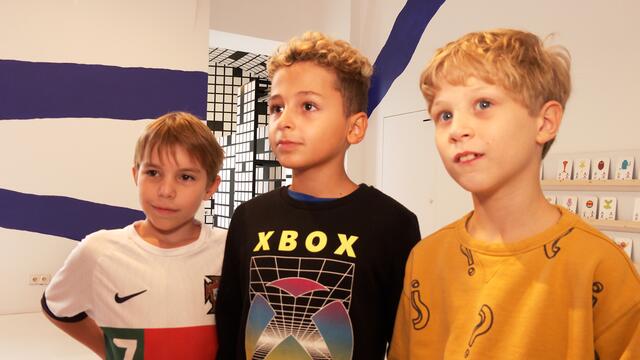 Ferdinand, Ram und Vincent sind von der neuen Mitmachausstellung "Kunst &amp; Spiel" mehr als begeistert. | Foto: Andreas Pölzl/MeinBezirk