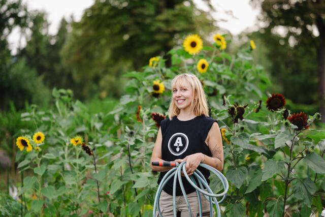 Ackerheldin Rita Himmel kümmert sich um Wiener Gärten. Außerdem bringt sie anderen Wissenswertes über die Umwelt bei. | Foto: Ackerhelden/Luiza Puiu
