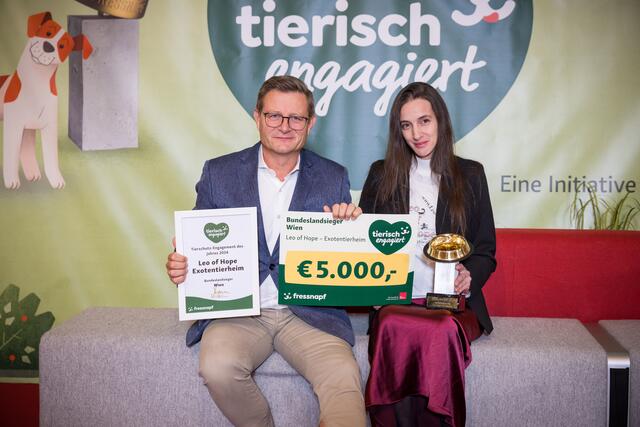 Barbara Ferber vom Leo of Hope - Exotentierheim gewann den Tierisch Engagiert Award für das Bundesland Niederösterreich. Im Bild mit Hermann Aigner. | Foto: Fressnapf
