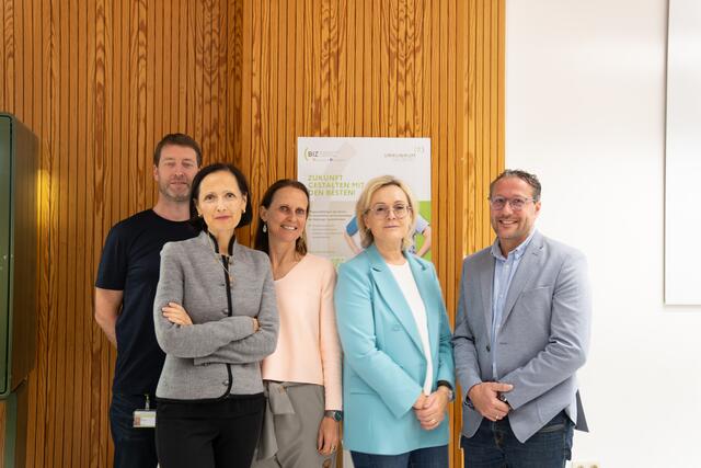184 "Neue" haben am 1. Oktober 2024 ihre Ausbildung an der Gesundheits- und Krankenpflegeschule begonnen. Betriebsrat Rainer Huttary, Uniklinikum Salzburg-Pflegedirektorin Franziska Moser, stv. Direktorin der Gesundheits- und Krankenpflegeschule Brigitte Kößlbacher, die Leiterin des Bildungszentrums Maria Meusburger und der Direktor der Gesundheits- und Krankenpflegeschule Markus Widlroither (v. li.) gratulierten. | Foto: SALK