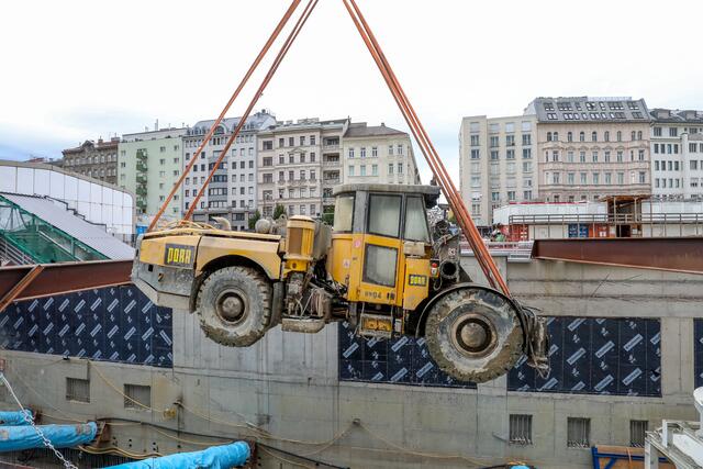 Zahlreiche Spezial-Baufahrzeuge und Maschinen, die vollständig unter Wasser standen, seien nun unbrauchbar.