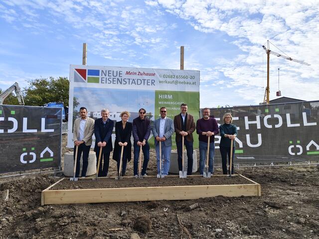Inhaber und Vertreter der beteiligten Firmen haben mit Bürgermeister Christian Wöhl (2. v.r.) und Vizebürgermeisterin Sandra Puntigam (1.v.r.) den ersten Spaten zum Bauprojekt gestochen.  | Foto: Eva Lacher-Dörfler
