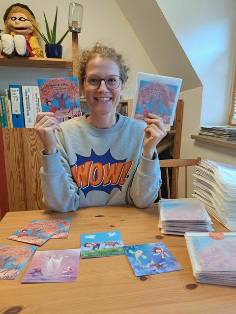 Veronika Moser alias Frau Tomani mit ihrem Hörspiel „Kotto &amp; Zotto und die vier Jahreszeiten“. | Foto: Veronika Wirth