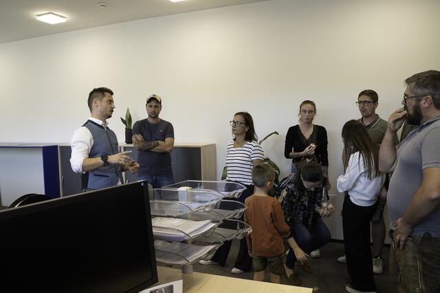 Geschäftsführer René Zehetner führte alle Interessierten durch die neuen Lager- Produktions- und Büroflächen. | Foto: etipro/peterwanger