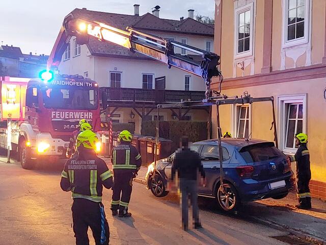 Die Feuerwehr bei der Fahrzeugbergung | Foto: FF Waidhofen/Thaya