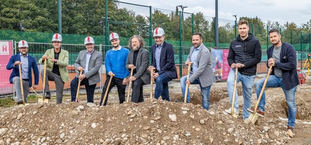 Von links: Stefan Urthaler-Fratt (Firma Hillebrand), Baumeister Bernd Hillebrand, Bürgermeister Andreas Hasenöhrl, Tobias Dottschadis (Firma Hillebrand), Bernhard Kiesenhofer, Christian Huber (Obmann HSV Tennis), Baumeister Johannes Wiesinger (Firma SABAG), Simon Gsenger (Firma SABAG) und Hubert Oberholzer-Tenk (Gemeinde Wals-Siezenheim, Leiter Hoch-/Tiefbauabteilung). | Foto: Gde. Wals-Siezenheim