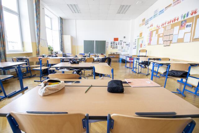 Die Österreichische Professoren Union (ÖPU) kritisiert gemeinsam mit der Gewerkschaft FCG die Bildungsdirektion, die "seit Langem" korrekte Gehaltszahlungen zum erheblichen finanziellen Nachteil der Lehrer verschleppen würde.  | Foto: Tobias Steinmaurer / picturedesk.com 