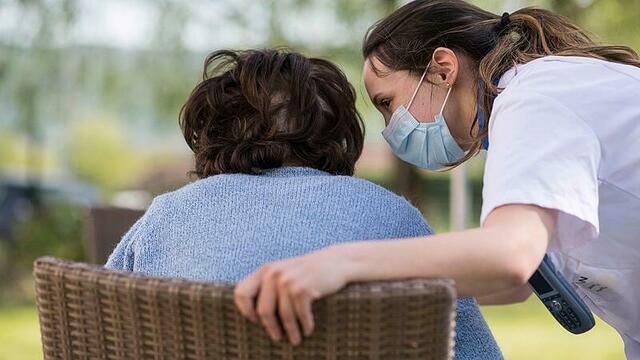 Die Wartezeit auf einen Platz im Pflegeheim wird immer länger.  | Foto: stock.abode.com