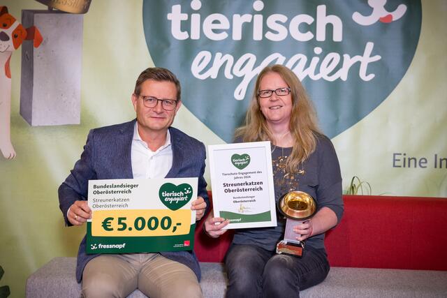 Sabine Auer vom Verein Streunerkatzen Oberösterreich gewann den Tierisch Engagiert Award für das Bundesland Oberösterreich. Im Bild mit Hermann Aigner und Maggie Entenfellner. | Foto: Fressnapf