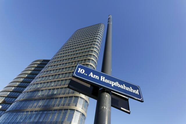 Der 23-stöckige Büroturm wurde damals vom Realinvest Austria der Bank Austria gekauft und langfristig an die Bundebahnen vermietet. | Foto: Arnulf Hettrich / imageBROKER / picturedesk.com 