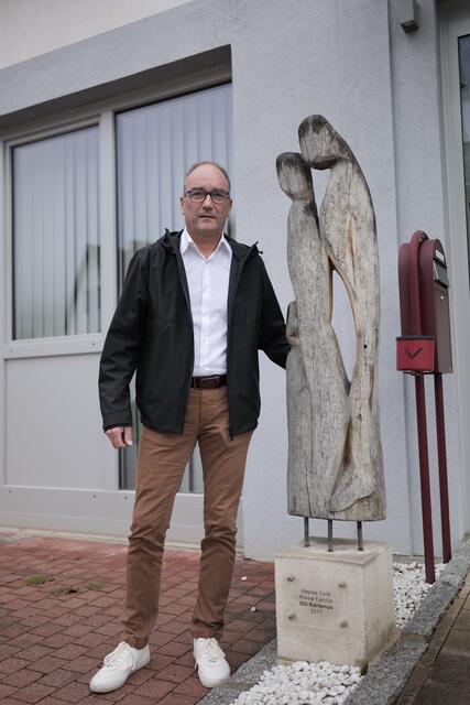 Sogar ein Kunstwerk des türkischstämmigen Künstlers ist vorm Gemeindeamt zu bewundern. | Foto: Santrucek